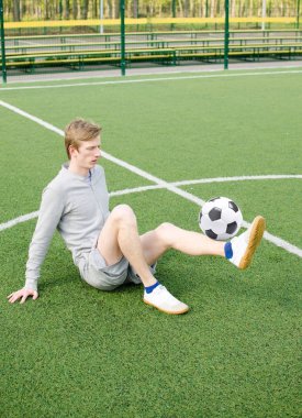 Genç adam futbol freestyle yapma