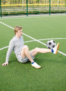 Genç adam futbol freestyle yapma