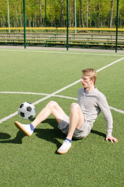 Genç adam futbol freestyle yapma