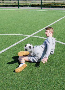 Genç adam futbol freestyle yapma