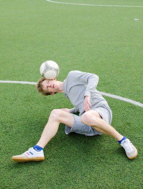 Genç adam futbol freestyle yapma