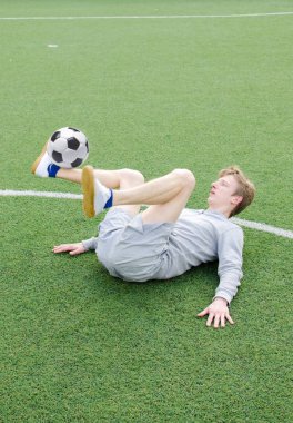 Genç adam futbol freestyle yapma