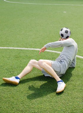 Genç adam futbol freestyle yapma