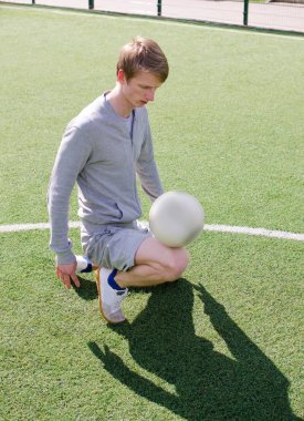 Genç adam futbol freestyle yapma