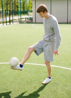 Genç adam futbol freestyle yapma