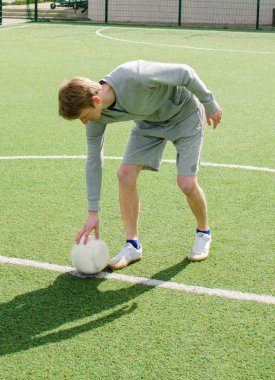 Genç adam futbol freestyle yapma