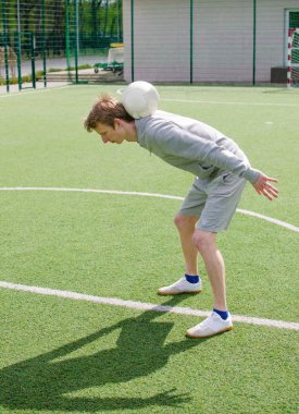 Genç adam futbol freestyle yapma