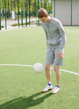 Genç adam futbol freestyle yapma