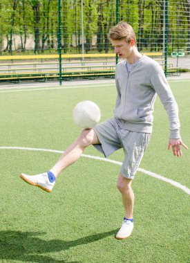 Genç adam futbol freestyle yapma