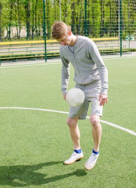 Genç adam futbol freestyle yapma