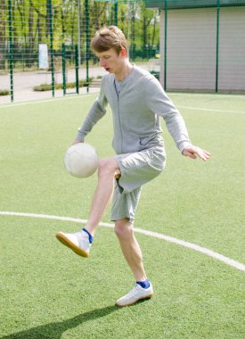 Genç adam futbol freestyle yapma