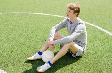 Genç adam futbol freestyle yapma