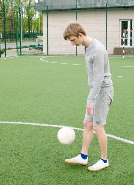 Genç adam futbol freestyle yapma