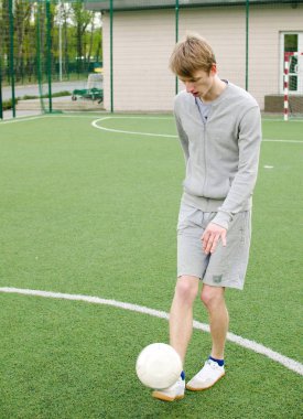 Genç adam futbol freestyle yapma