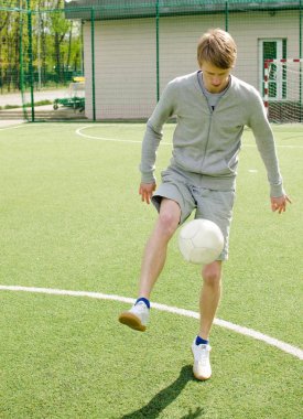 Genç adam futbol freestyle yapma