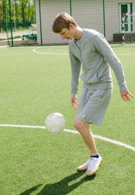 Genç adam futbol freestyle yapma