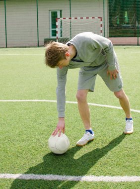 Genç adam futbol freestyle yapma