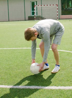 Genç adam futbol freestyle yapma