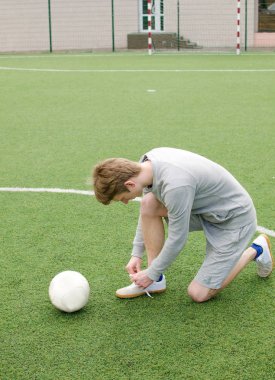 Genç adam futbol freestyle yapma