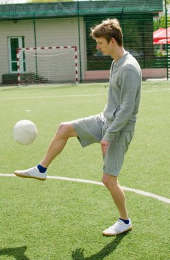 Genç adam futbol freestyle yapma