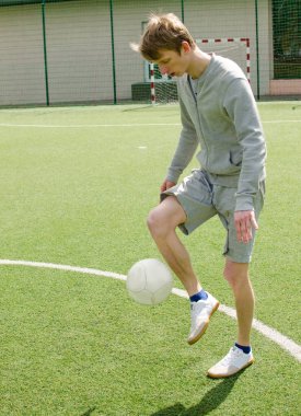 Genç adam futbol freestyle yapma