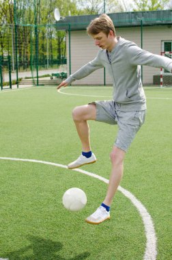 Genç adam futbol freestyle yapma