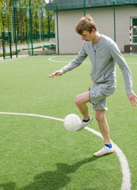 Genç adam futbol freestyle yapma