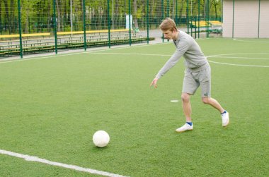 Genç adam futbol freestyle yapma