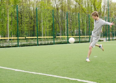 Genç adam futbol freestyle yapma