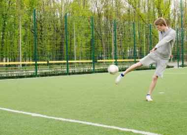 Genç adam futbol freestyle yapma