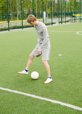 Genç adam futbol freestyle yapma