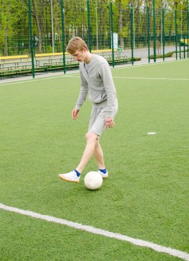 Genç adam futbol freestyle yapma