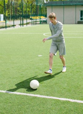 Genç adam futbol freestyle yapma