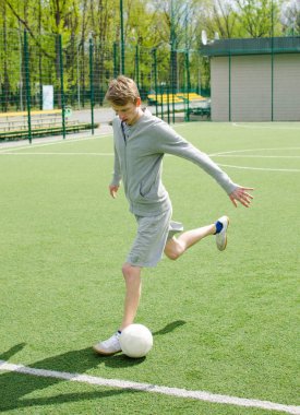 Genç adam futbol freestyle yapma