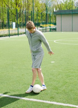 Genç adam futbol freestyle yapma