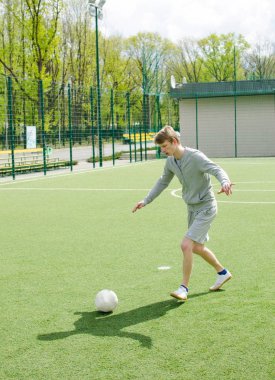 Genç adam futbol freestyle yapma