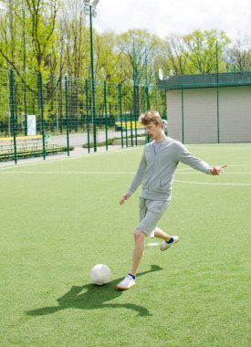 Genç adam futbol freestyle yapma