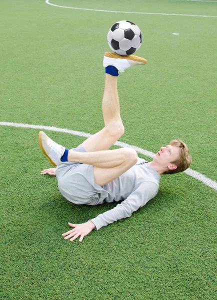 Jovem fazendo futebol estilo livre — Fotografia de Stock