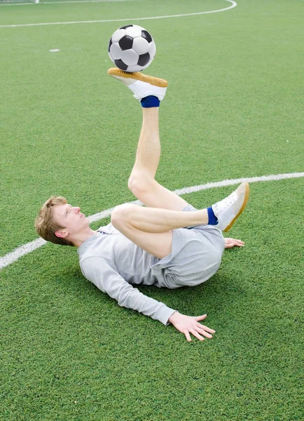 Junger Mann macht Fußball-Kür — Stockfoto