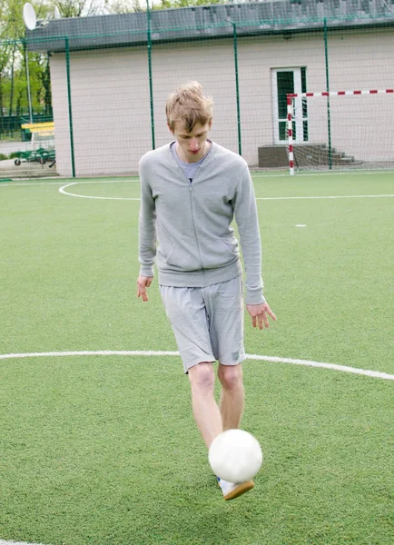 Giovane uomo che fa calcio stile libero — Foto Stock