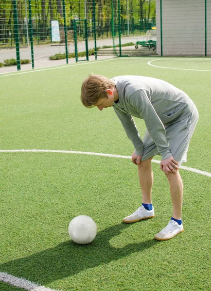 Joven haciendo fútbol estilo libre —  Fotos de Stock