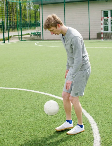 Junger Mann macht Fußball-Kür — Stockfoto