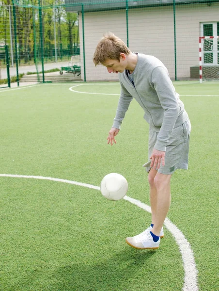 Junger Mann macht Fußball-Kür — Stockfoto