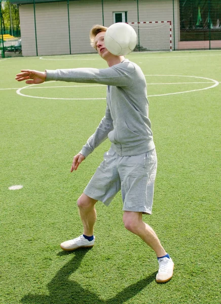 Jeune homme faisant du football freestyle — Photo