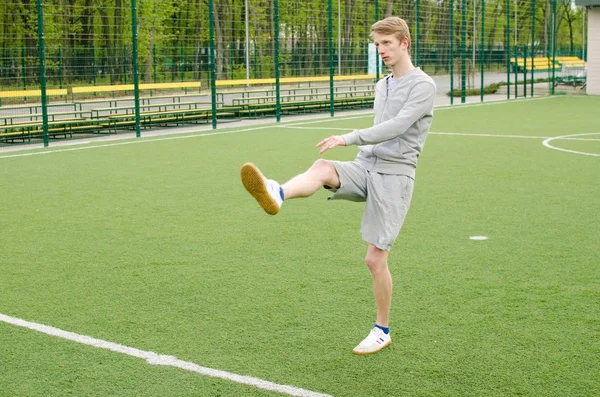 Jeune homme faisant du football freestyle — Photo