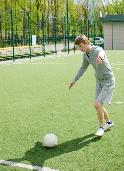 Genç adam futbol freestyle yapma