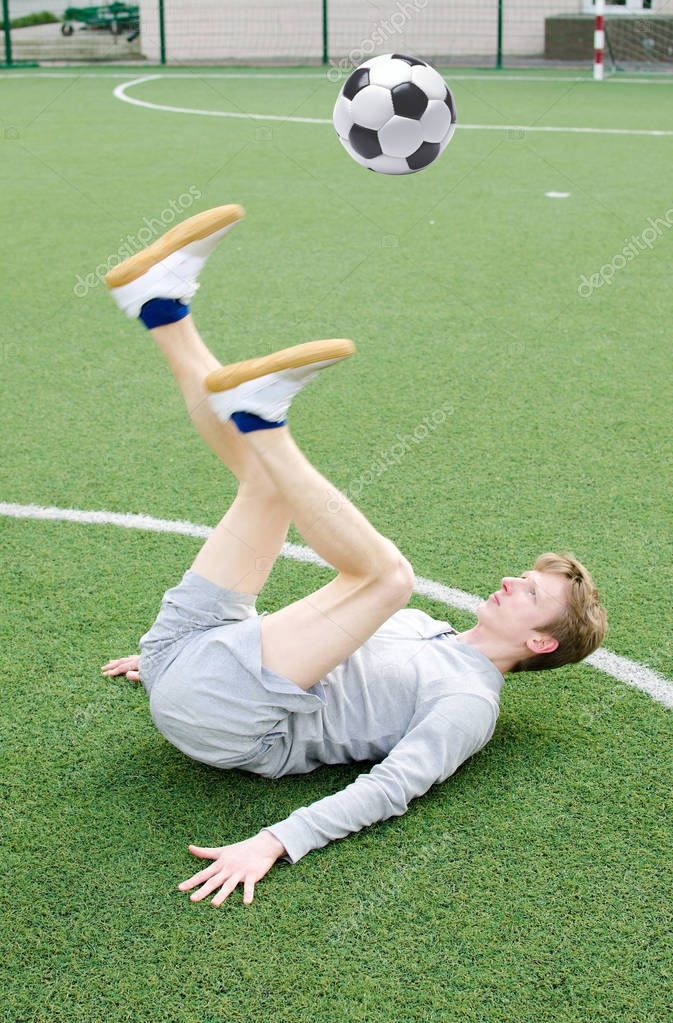 サッカー フリー スタイルを作る若い男 ストック写真 C Retoncy サッカー フリー スタイルを作る若い男 ストック写真 C Retoncy