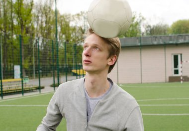 Genç adam futbol freestyle yapma