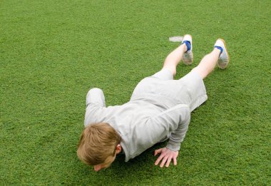 Genç adam yapma push up