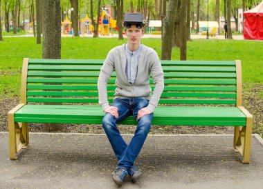 Sanal gözlük kullanan genç adam.